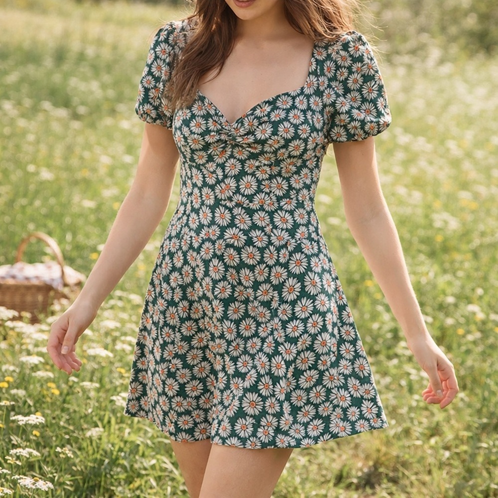 Cottagecore Energy Here! Zara Daisy Mini Dress Puff Sleeve Sweetheart Neckline.